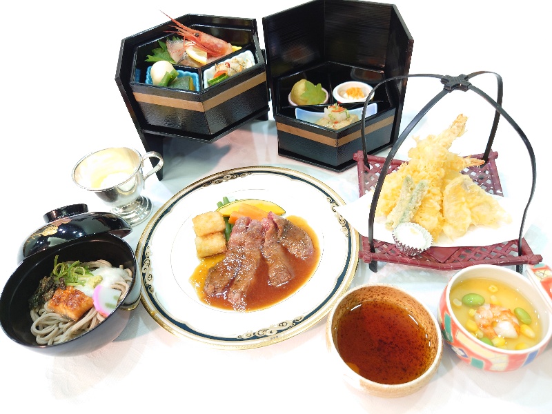 和洋会席でご年配の方にもご好評いただけます。前菜は二段重でスタッフとの密を控えております。