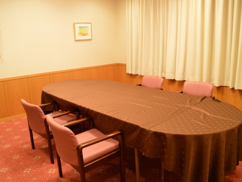 ２名〜８名様のお集まりに最適な会場です。
赤色系のジュータンに小窓のあるお部屋です。